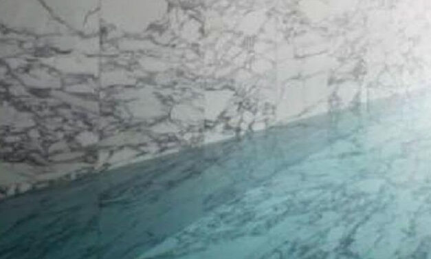Adiós a las venecitas: las piletas revestidas con porcelanato marcan tendencia esta temporada