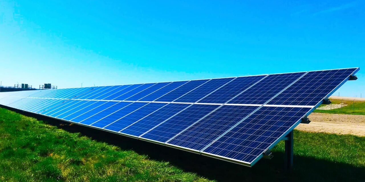 Cada vez más industrias instalan sistemas de seguridad alimentados por paneles solares
